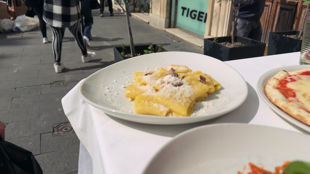 Deliziosa pasta e pizza italiana servita in un ristorante all'aperto