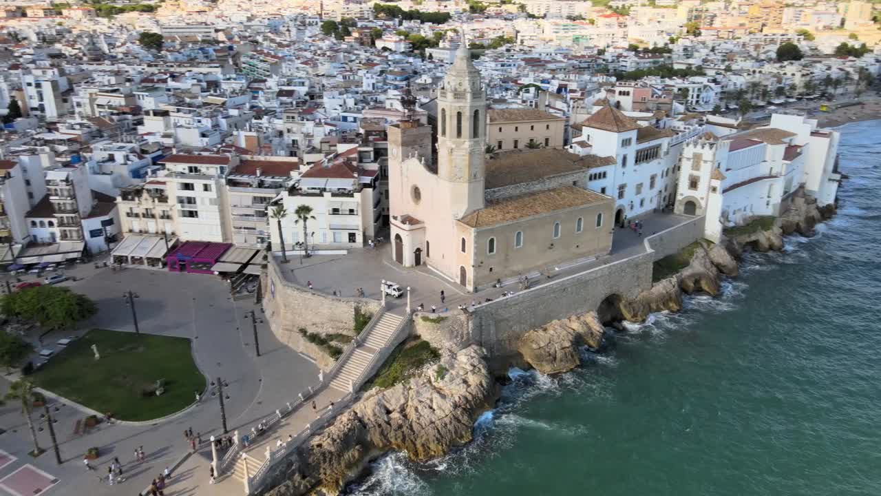 바르셀로나 해안 근처 시체스 마을의 공중 전망