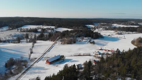 Vista-De-Pájaro-De-La-Carretera-Sueca-En-Un-Pueblo-Rural-Durante-El-Invierno-En-Suecia