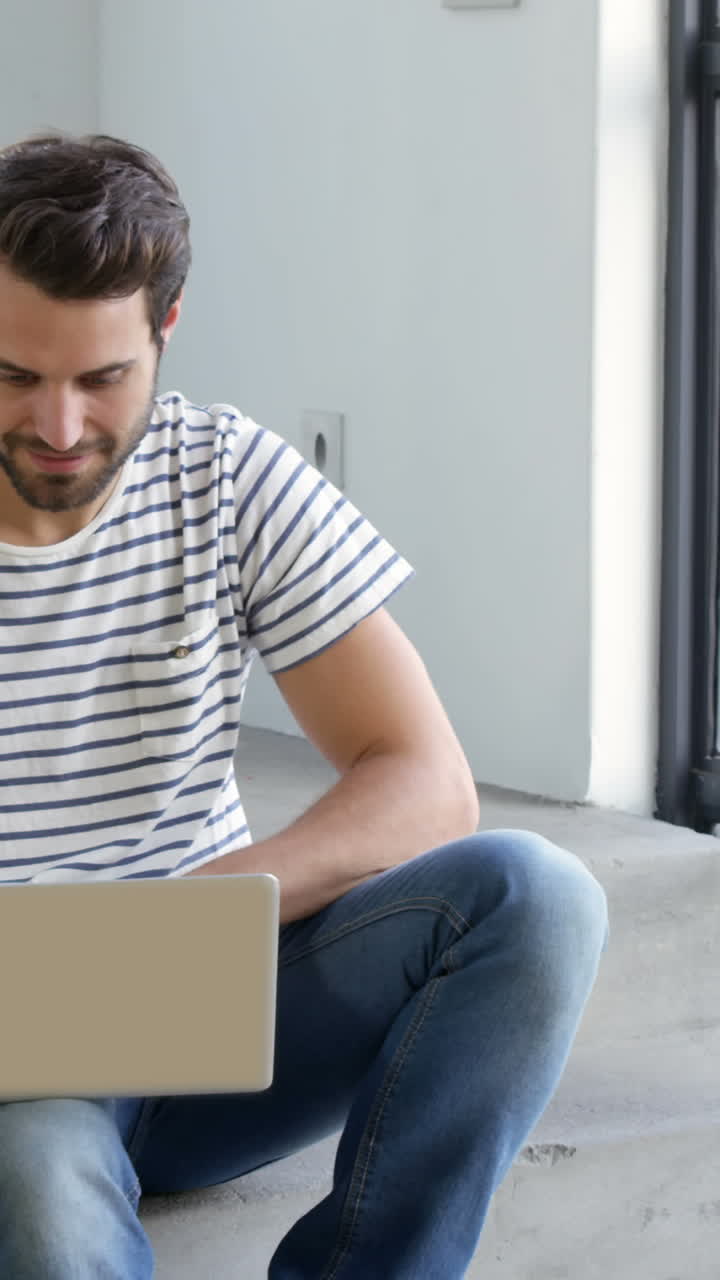 el hombre está usando su computadora.