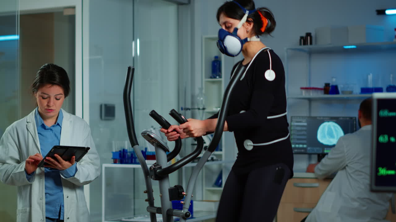 여성의 지구력을 모니터링하는 의사 연구원 팀