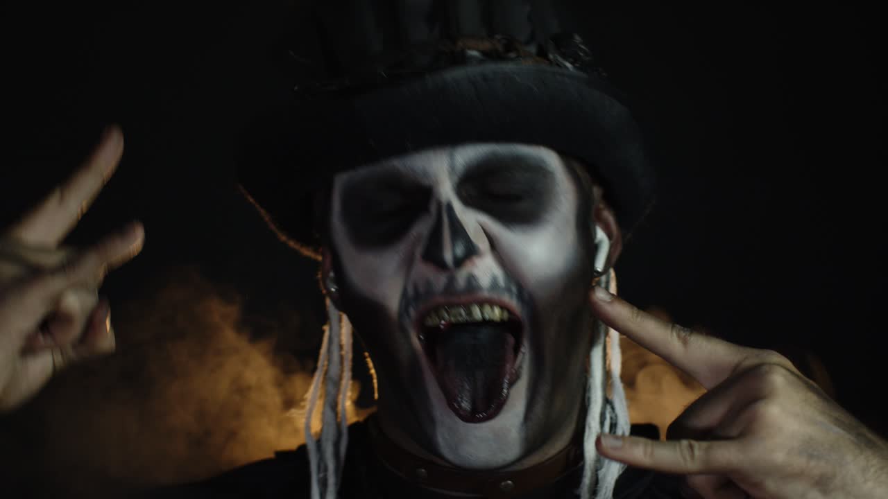 un tipo aterrador disfrazado de esqueleto de halloween con auriculares, escuchando música, bailando, celebrando