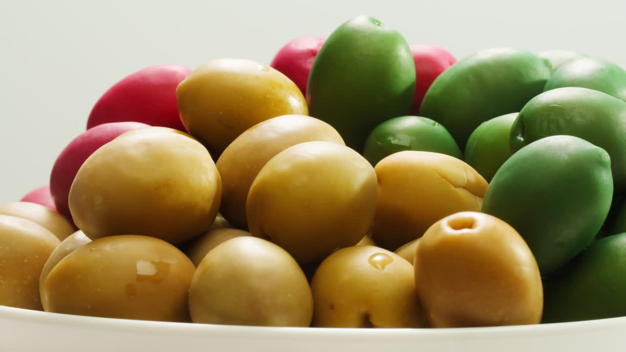 aceitunas verdes redondas en vinagre de grecia como fondo, vista de arriba. imágenes de alta calidad en 4k