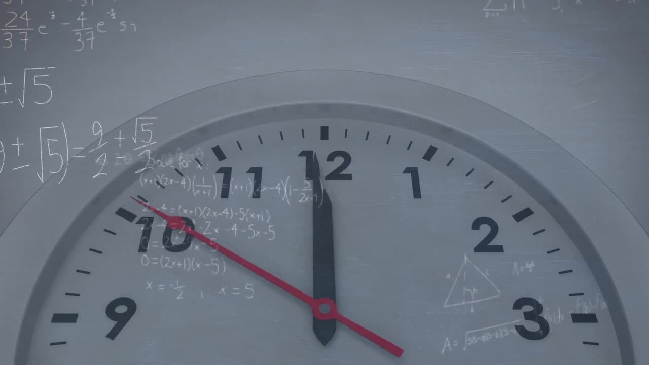 animación de ecuaciones matemáticas flotando sobre el reloj contra un fondo gris