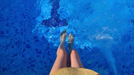 Una-Mujer-Sentada-Al-Borde-De-La-Piscina-En-Un-Día-De-Verano