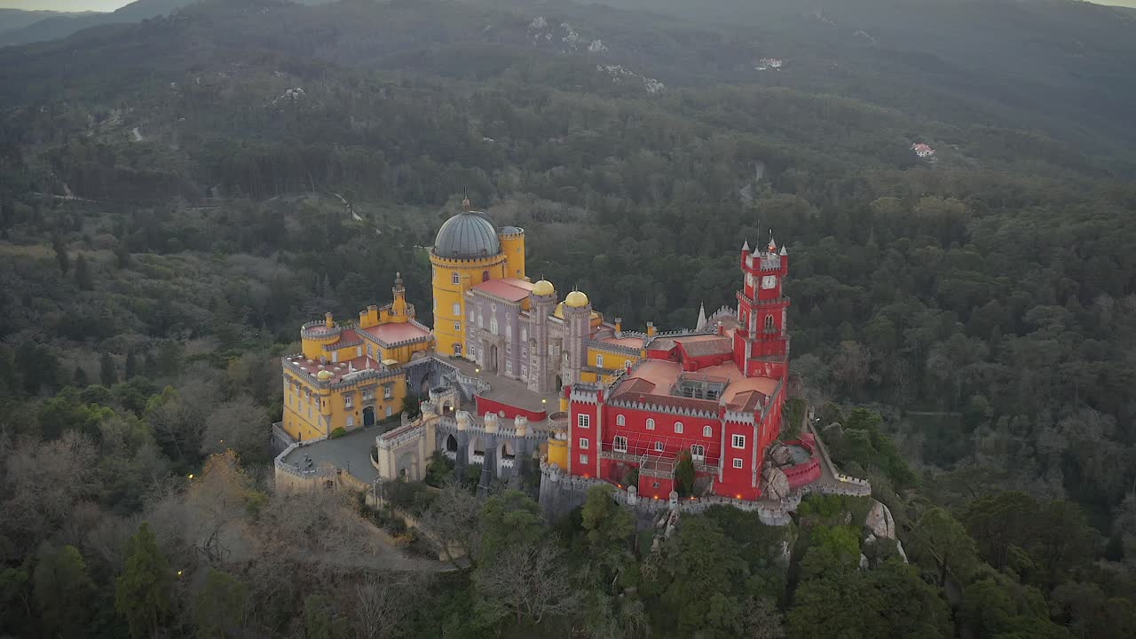 Luchtopname met drone van het Nationaal Paleis van Pena in Sintra, Portugal