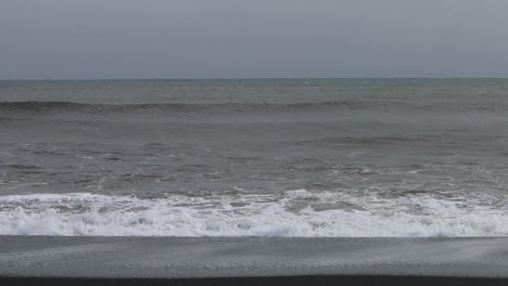 바람이 불어오는 봄 날씨 에 해안 을 는 격렬 한 바다