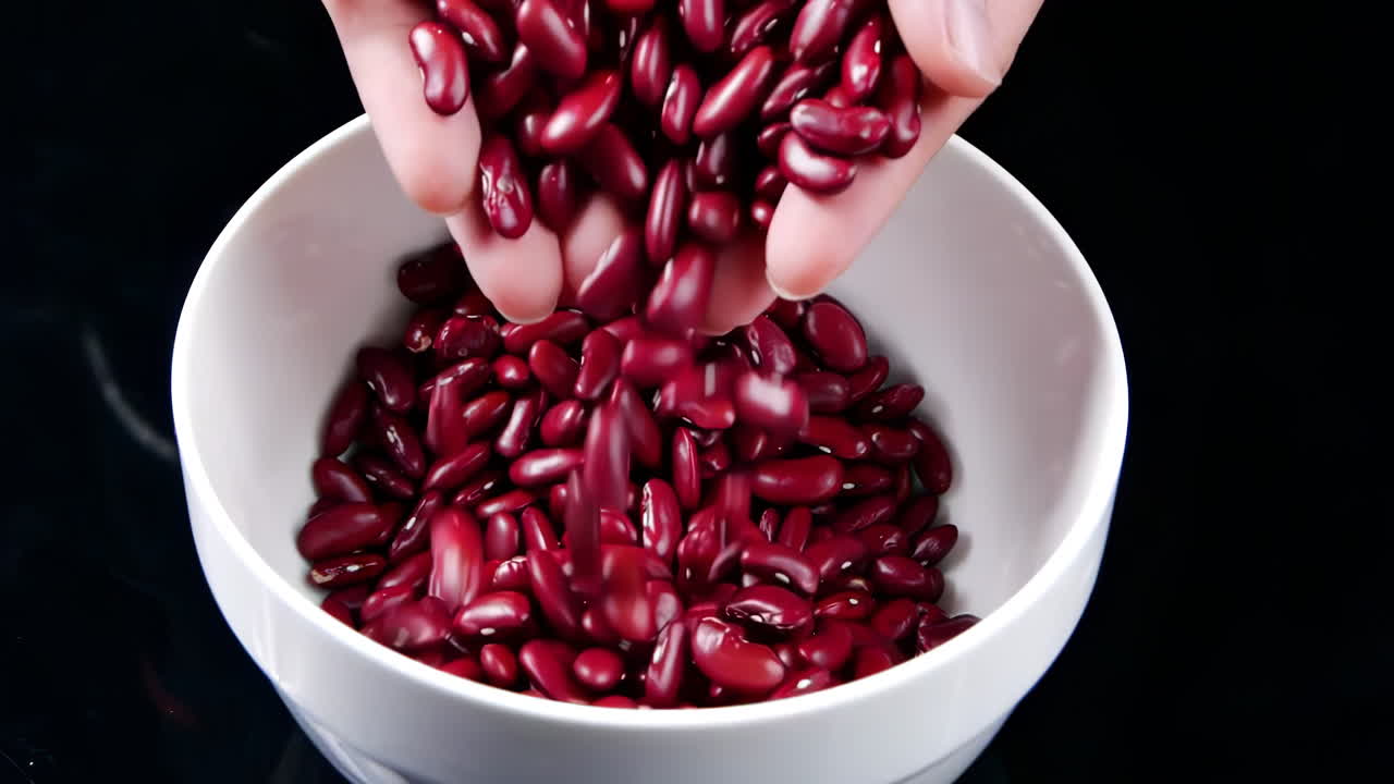 다양한 색의 다양한 원시 건강한 곡물 음식, 다양한 곡물, 곡물, 콩, 콩류는 광고 개념을 위해 목조 장식으로 회전됩니다.