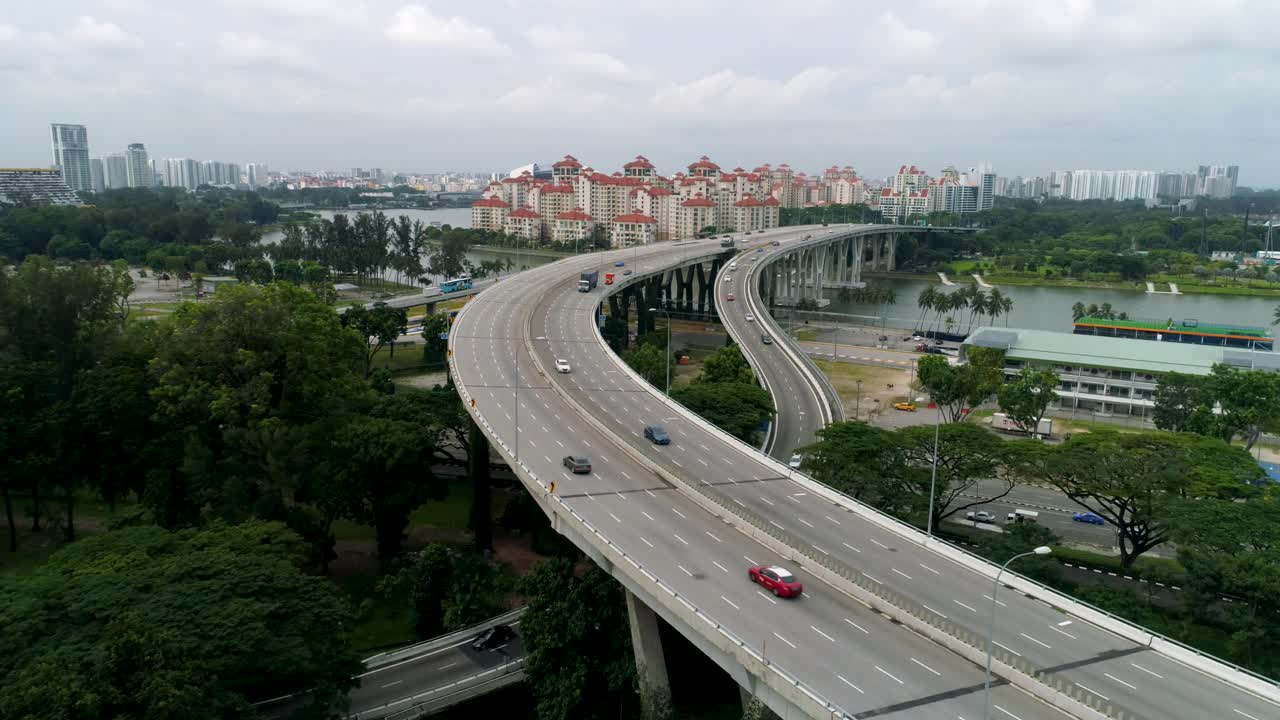 싱가포르 의 도시 풍경 을 가로지르는 고속도로 다리