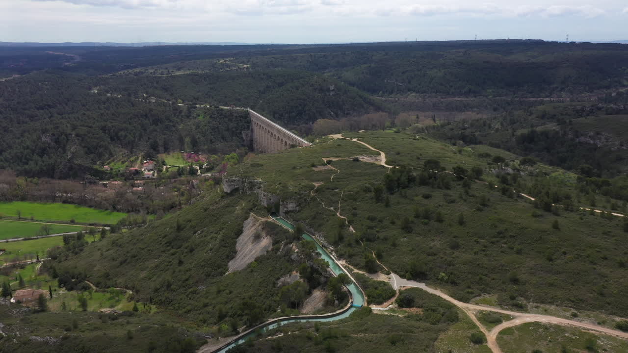 el canal de marsella y el acueducto de roquefavour disparado por un avión no tripulado en un día nublado