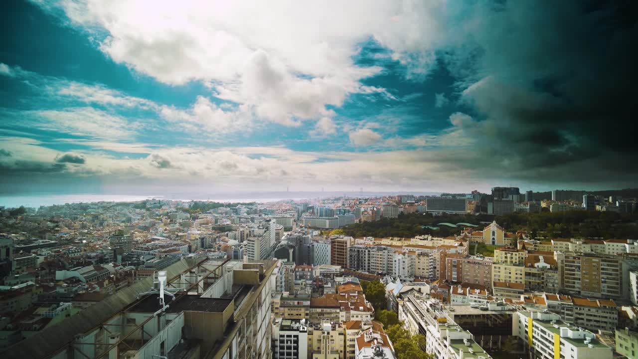 horizonte de la ciudad de lisboa el lapso de tiempo con las nubes que pasan
