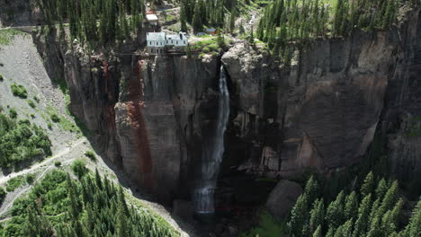 vista aérea de bridal veil falls, bosque nacional uncompahgre, teluride, colorado usa y central eléctrica histórica