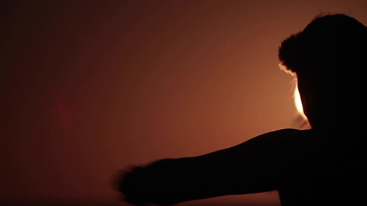 un hombre hawaiano realiza un baile tradicional frente a la puesta de sol 1