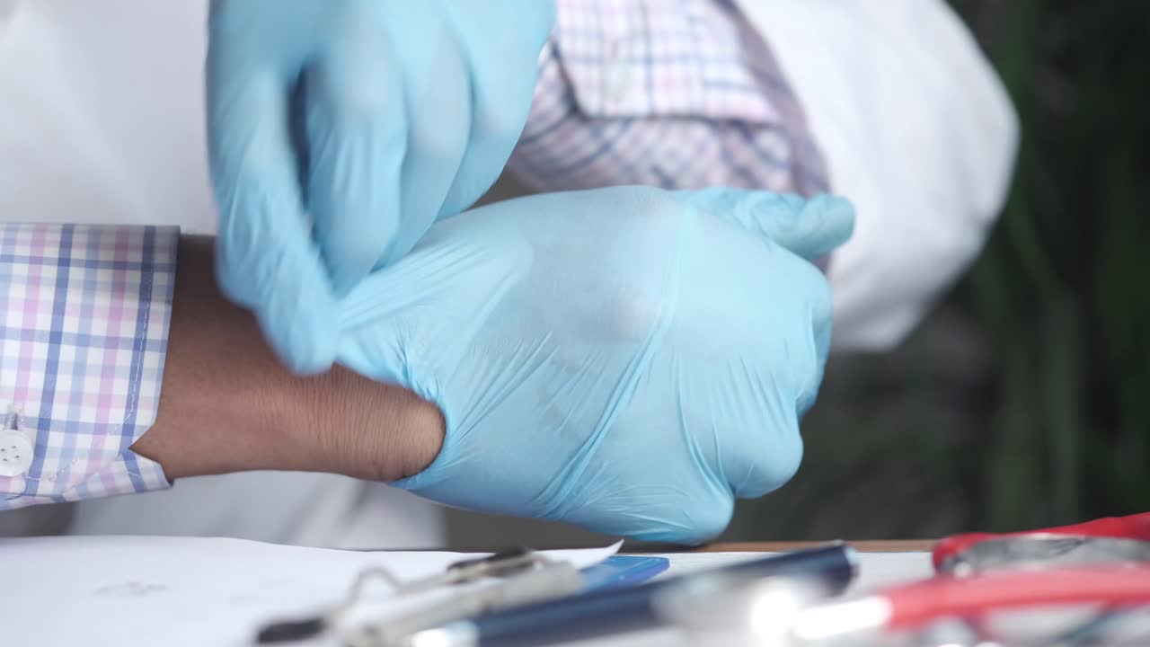 el médico se pone guantes médicos.