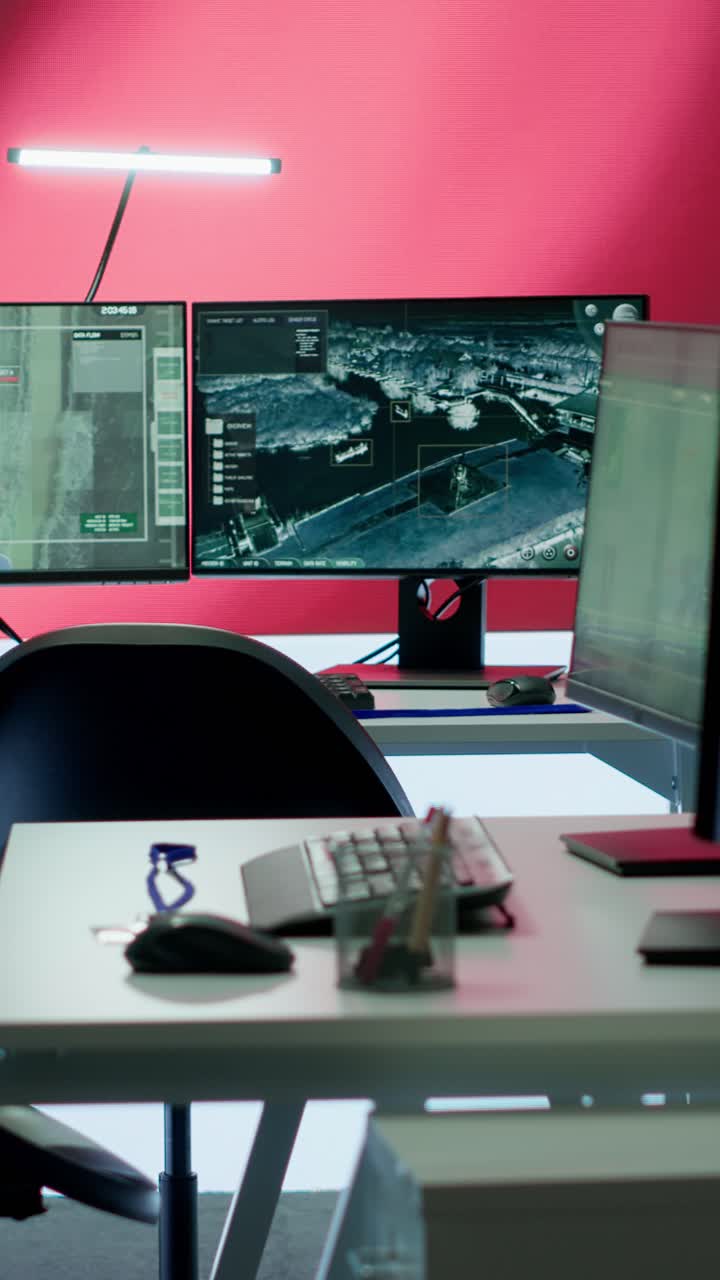 Video verticale: Sala di monitoraggio vuota di una base militare cinese che lavora alla diffusione di notizie false