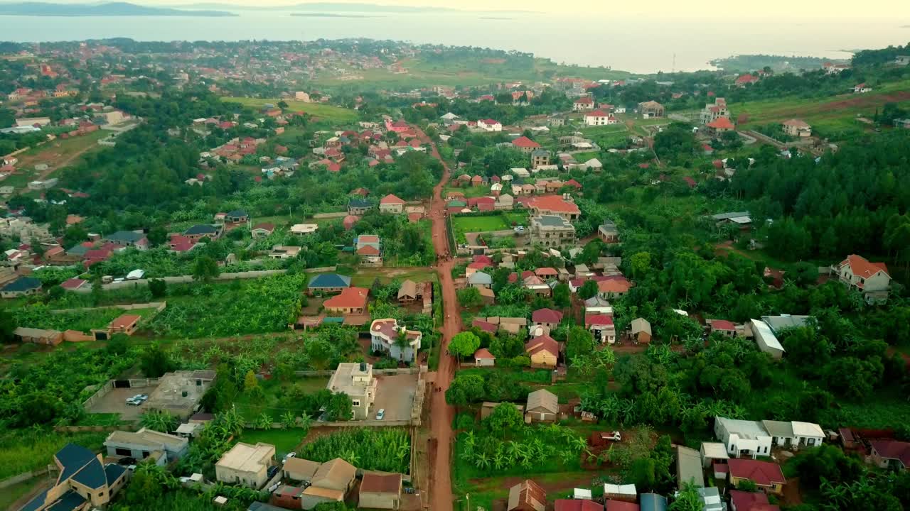 paisaje de naturaleza tropical en los asentamientos remotos en kampala, uganda