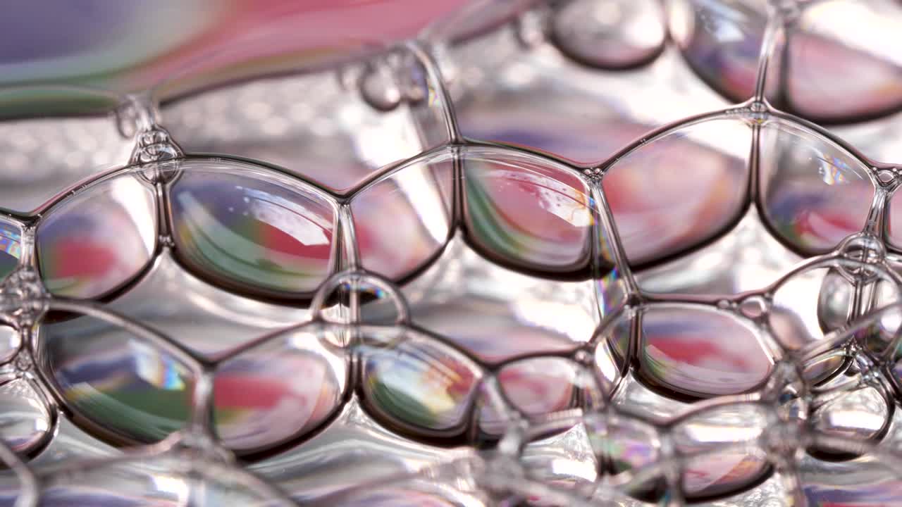 다채로운 반이는 거품과 무지개 색상의 매크로