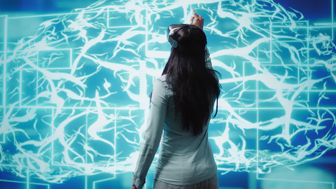 desarrollador con auriculares vr mirando un holograma de inteligencia artificial