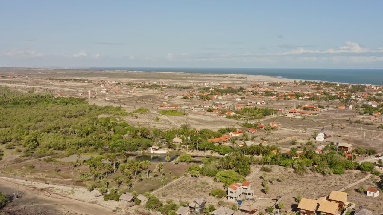 vuelo sobre el árido pueblo rural de macapa en la costa brasileña a la luz del día