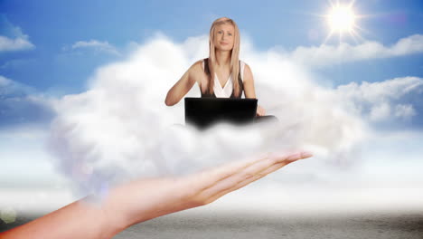 mano gigante presentando a una mujer usando una computadora portátil mostrando los pulgares hacia arriba