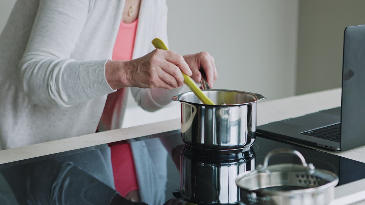 mujer cocinando en la cocina
