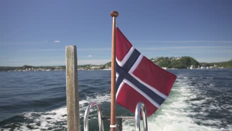 Hermoso-Viaje-En-Barco-A-Través-De-Los-Fiordos-Noruegos-En-Lancha-Rápida-En-Verano,-Cámara-Lenta