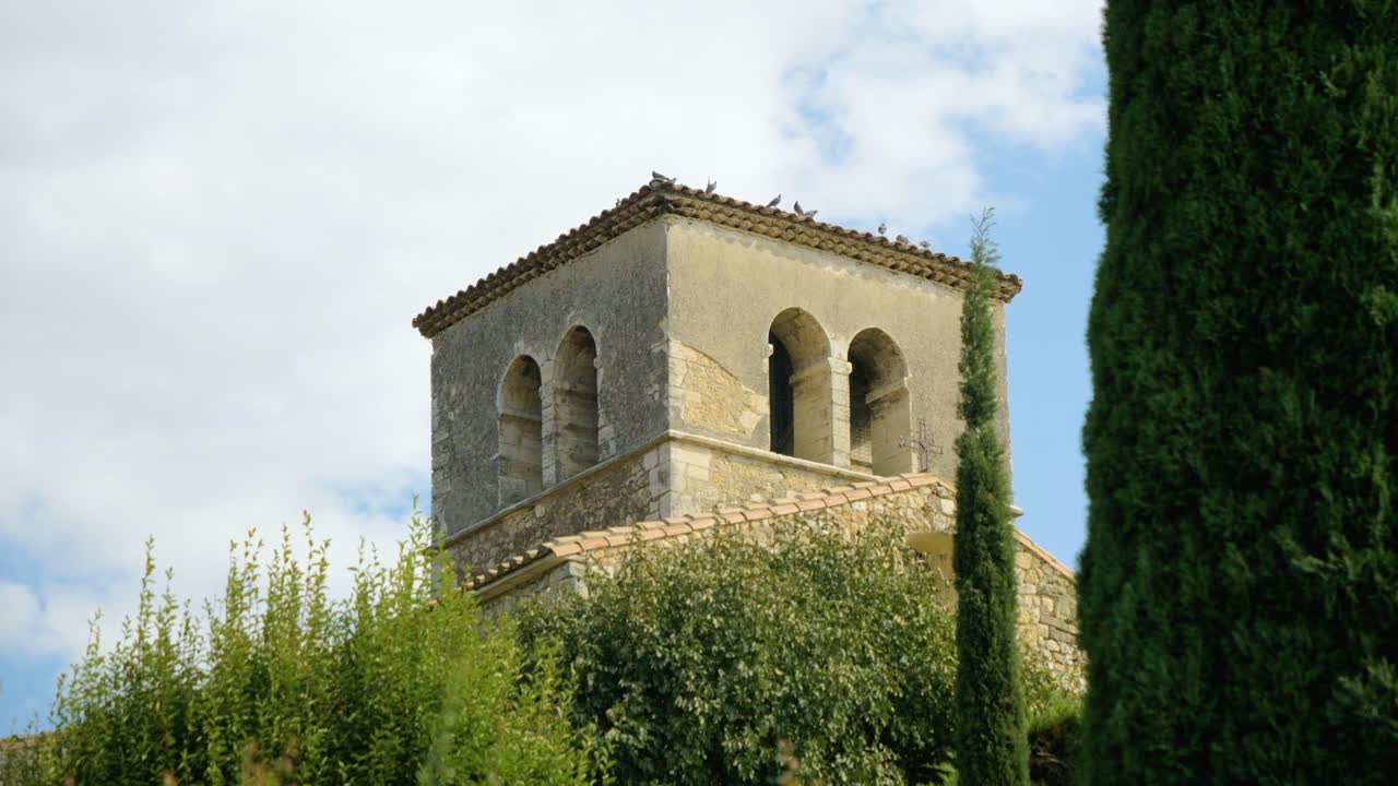 campanario de una iglesia provenzal bajo un cielo soleado en cámara lenta en verano