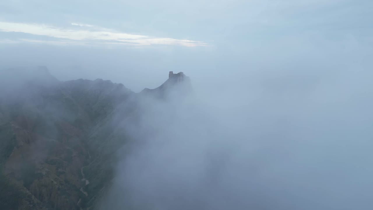 안개 같은 날 구름 위 에 있는 산 정상 에 있는 폐허
