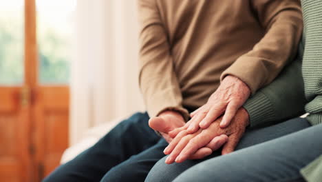 hogar, cuidado y pareja de ancianos tomados de la mano