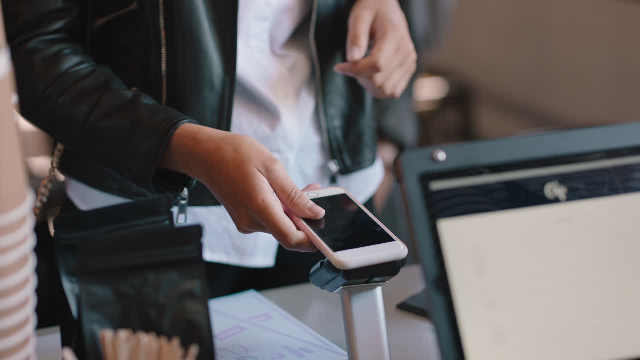 mujer joven pagando usando un teléfono inteligente comprando café en una cafetería cliente feliz disfrutando del servicio gastando dinero en el restaurante
