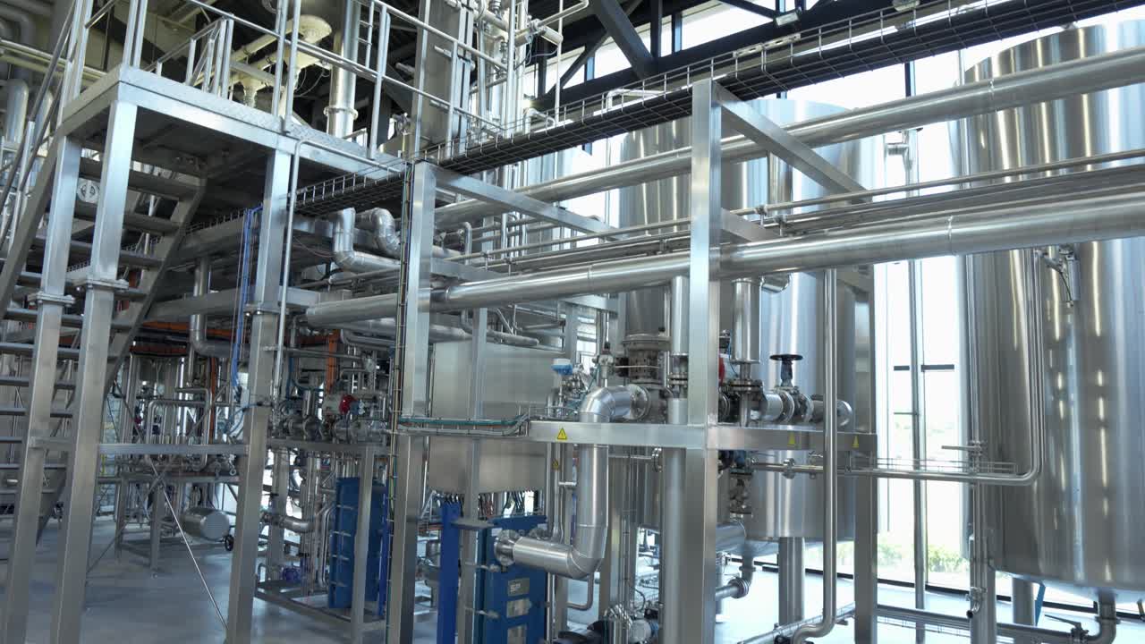 Ampia inquadratura degli interni di un birrificio e distilleria nel cuore del Kentucky