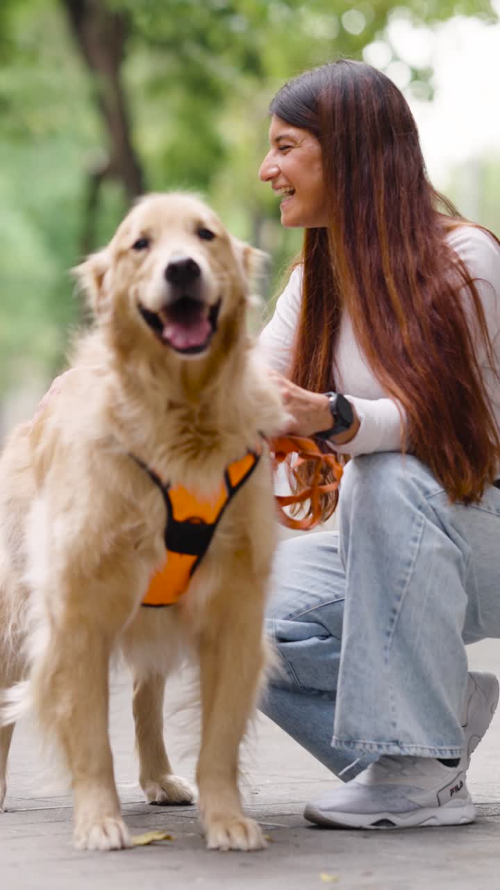 Una mujer y su perro Golden Retriever en el exterior