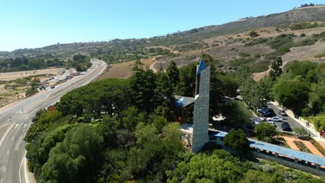 Drohnenvideo-Der-Wayfarers-Chapel-In-Palos-Verdes,-Kalifornien-An-Einem-Strahlend-Sonnigen-Tag