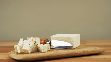 rebanadas de queso con cuchillo