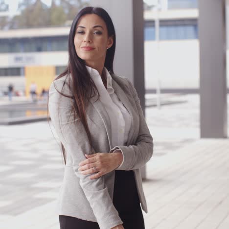 mujer de negocios optimista sonriente