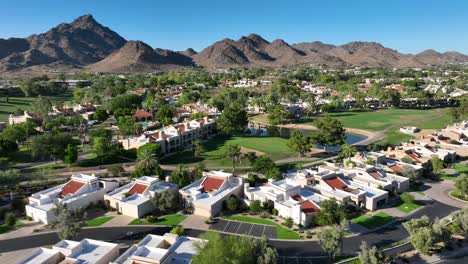 High-End-Alterswohnanlage-Auf-Dem-Country-Club-Golfplatz-Im-Südwesten-Der-USA