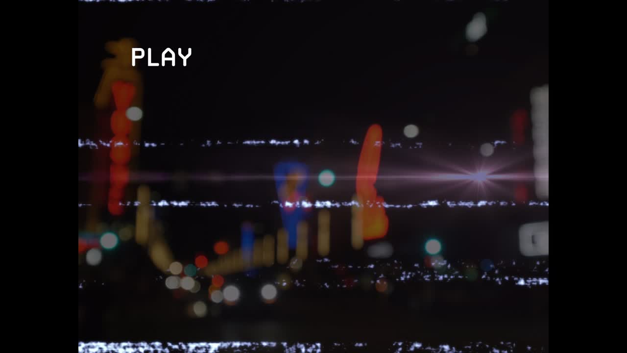 Animazione di schermo digitale con glitch su traffico stradale cittadino sfocato.