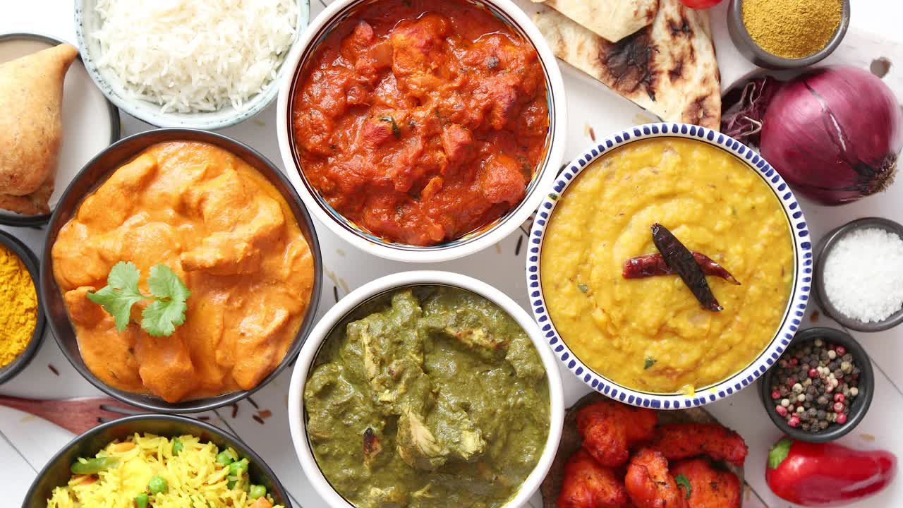 variada comida india variada con especias, arroz y verduras frescas