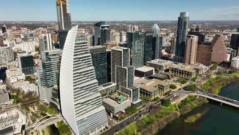 toma aérea del centro de austin, tx con el río colorado en el marco