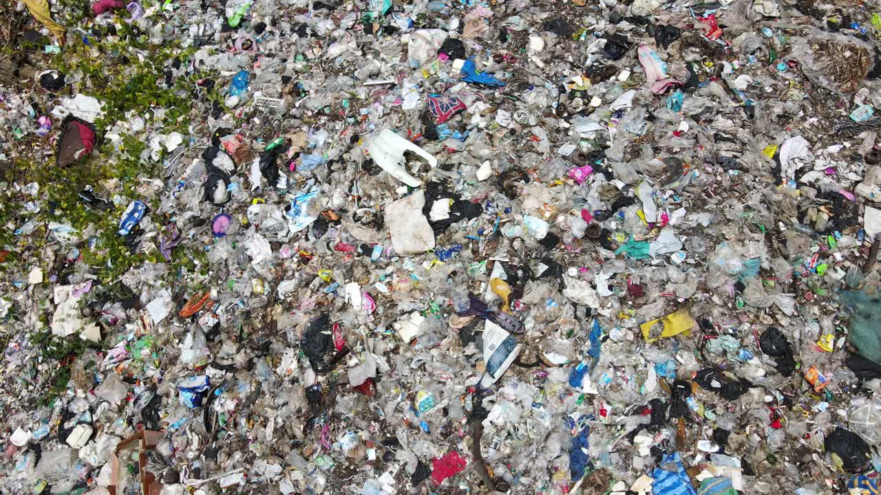 매립 쓰레기 덤프의 공중 드론 샷