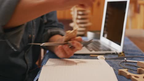 Gitarrenbauerin-Bei-Der-Arbeit-In-Ihrer-Werkstatt