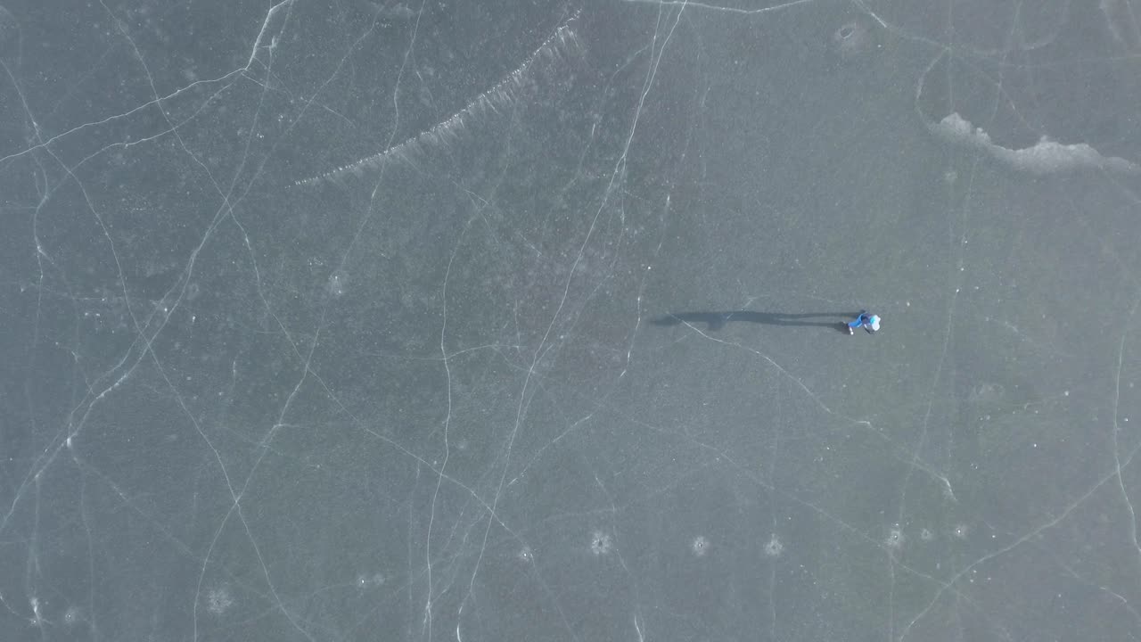 얼어붙은 호수 아이스 스케이팅에 한 사람