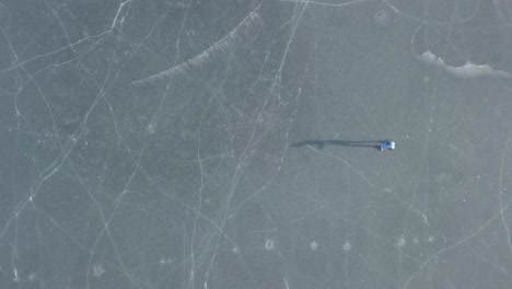 Eine-Person-Auf-Einem-Zugefrorenen-See-Eislaufen