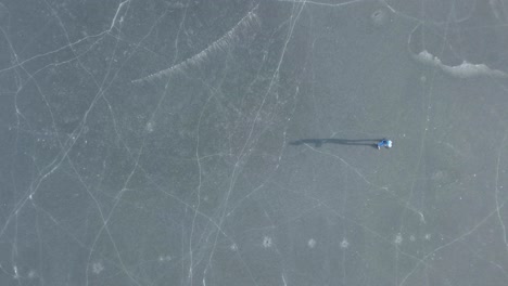 Una-Persona-En-Un-Lago-Congelado-Patinando-Sobre-Hielo