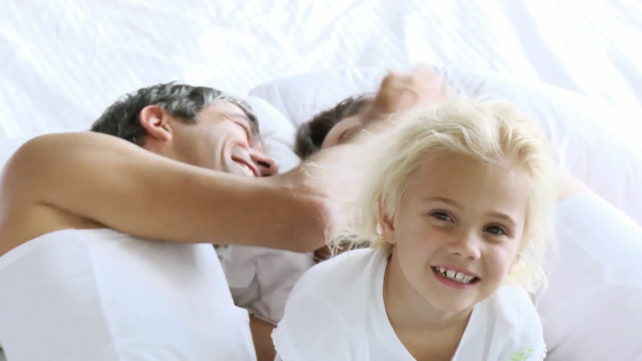 침대에서 딸과 함께 부모