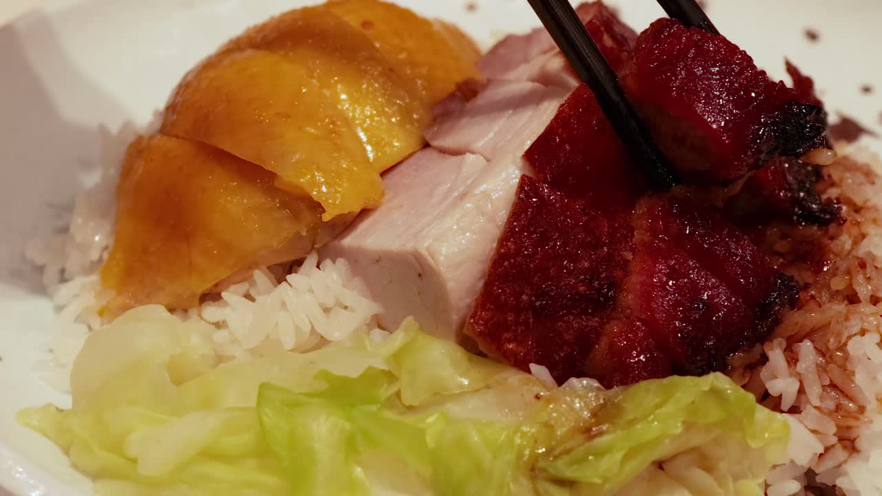 가락 이  접시 에서 구운 고기 를 뽑고 있다