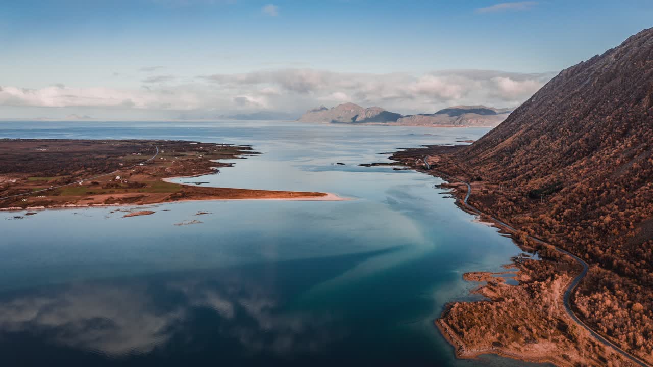 잔잔한 거울 같은 피요르드 바다에 아름다운 구름이 비친다
