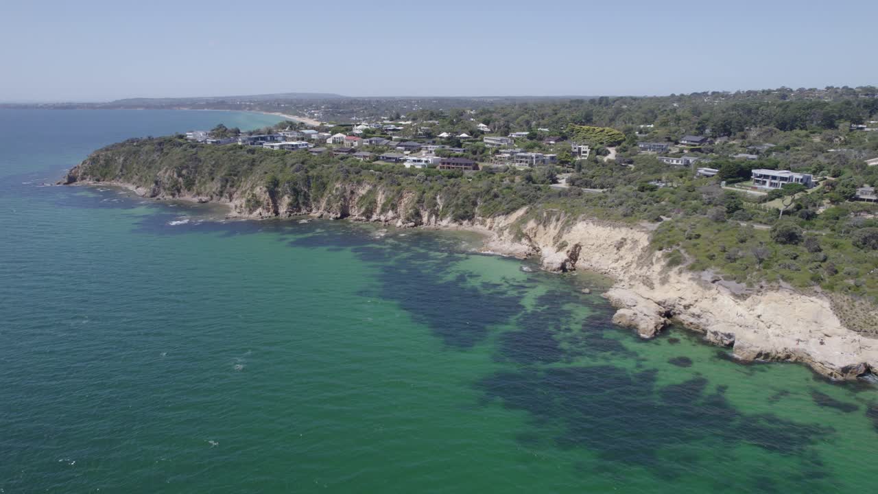 vista aérea de los pilares del monte martha y la bahía de port phillip en verano en melbourne, victoria, australia