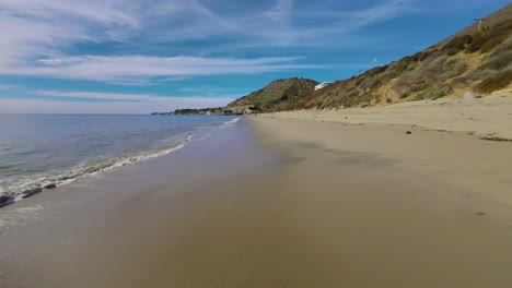 Imágenes-De-Drones-Sobre-Las-Olas-En-Malibu-Beach-California