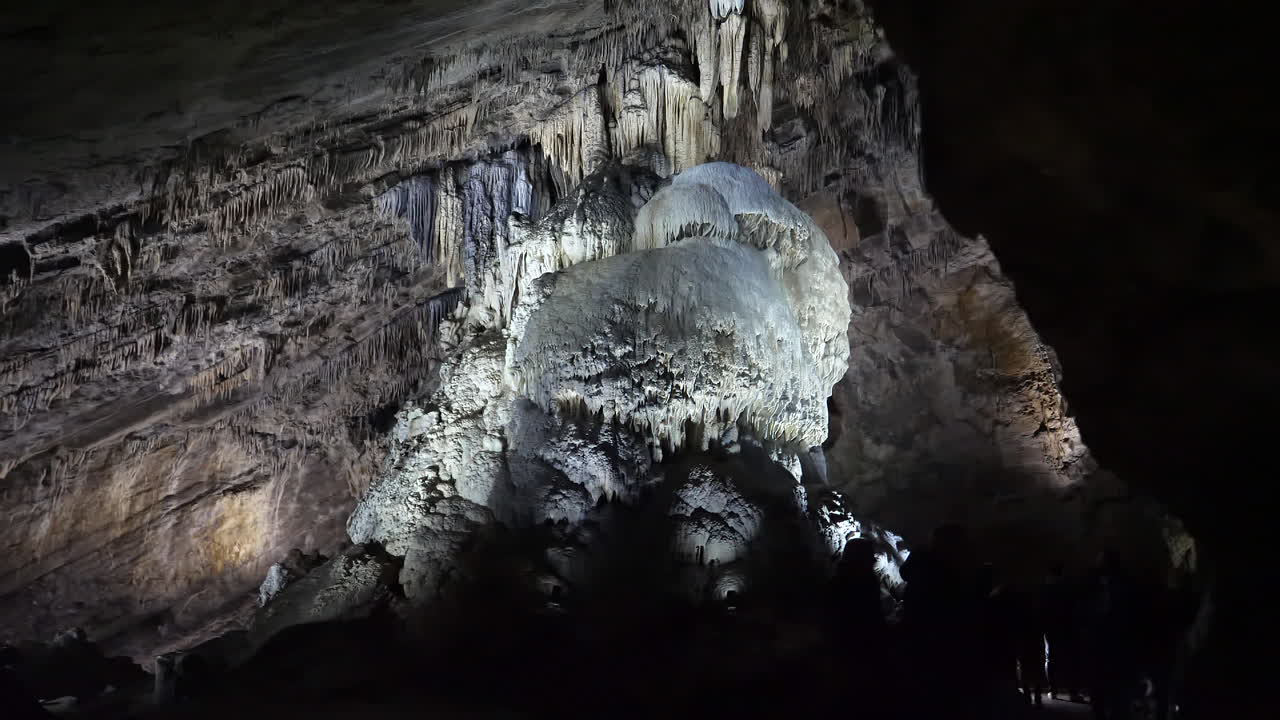estalagmita gigante en galería en cueva turística
